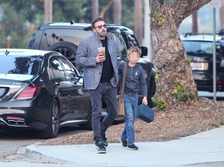 Ben Affleck is seen in Los Angeles, CA. **SPECIAL INSTRUCTIONS*** Please rasterize children's faces before publication.***. October 21 2022 Photo: Ben Affleck Photo Credit: BG004/Bauergriffin.com / MEGA TheMegaAgency.com +1 888 505 6342 (Mega Agency TagID: MEGA909906_002.jpg) [Photo via Mega Agency]